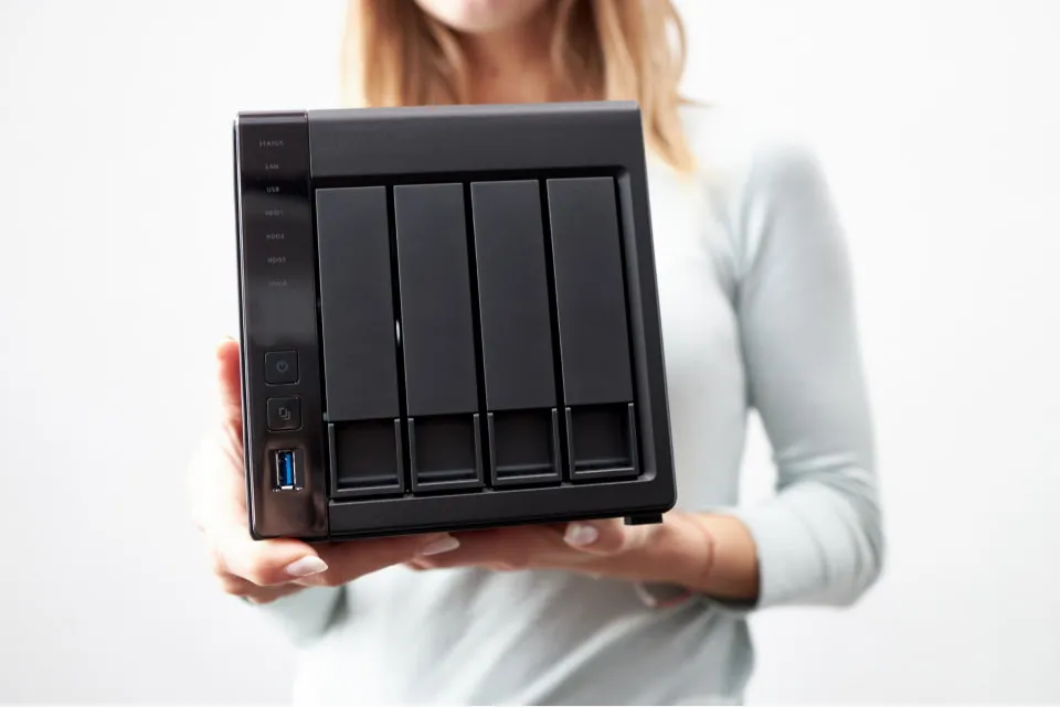 What is a NAS server – a compact 4-disk NAS device
